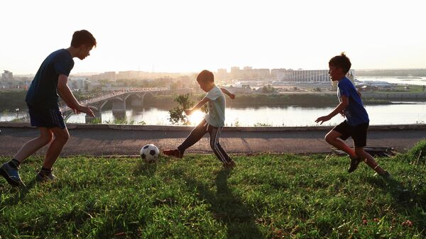 Дети играют с мячом. Архивное фото - Sputnik Кыргызстан