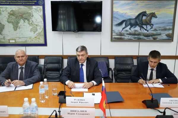 В Бишкеке в минувшую пятницу состоялись кыргызско-российские межмидовские консультации - Sputnik Кыргызстан