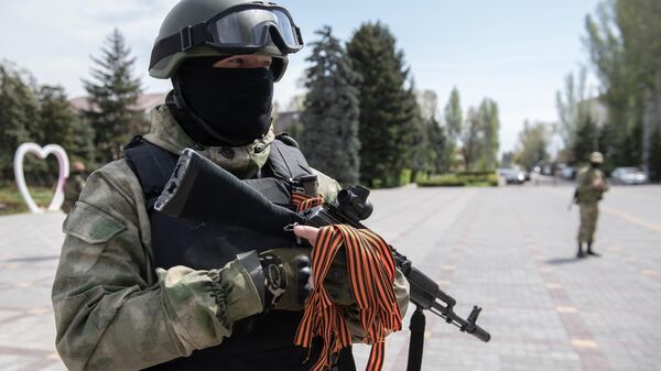 Российские военнослужащие раздают георгиевские ленточки жителям Херсонской области - Sputnik Кыргызстан