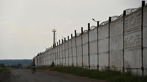 Забор следственного изолятора в Еленовке, по которому ВСУ нанесли удар из американской РСЗО HIMARS.  - Sputnik Кыргызстан