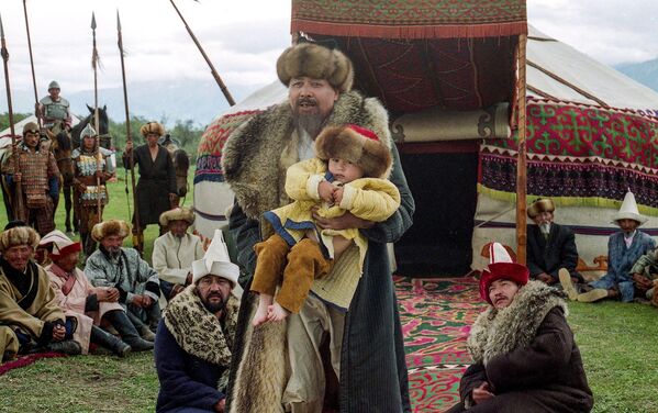 Жаңы төрөлгөн ымыркайга Манас ысымын ыйгаруу эпизоду - Sputnik Кыргызстан