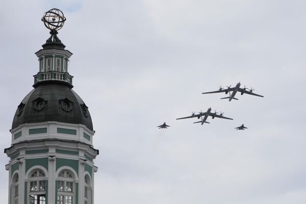 Противолодочные самолеты Ту-142 и палубные истребители МиГ-29К на Главном военно-морском параде в День ВМФ в Санкт-Петербурге - Sputnik Кыргызстан