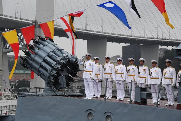 Моряки малого противолодочного корабля &quot;МПК-221&quot; на параде во Владивостоке - Sputnik Кыргызстан