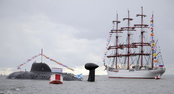 Атомная подводная лодка &quot;Северодвинск&quot; и барк &quot;Седов&quot; на Главном военно-морском параде в честь Дня ВМФ РФ в Кронштадте - Sputnik Кыргызстан