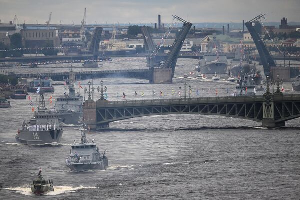 Строй кораблей на Главном военно-морском параде в честь Дня ВМФ РФ в Санкт-Петербурге - Sputnik Кыргызстан