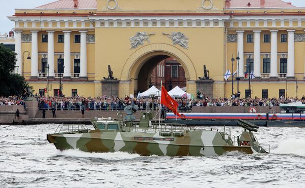 Патрульный катер проекта 03160 &quot;Раптор&quot; на Главном военно-морском параде в День ВМФ в Санкт-Петербурге - Sputnik Кыргызстан