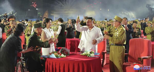 Лидер Северной Кореи Ким Чен Ын (в центре) и его жена Ри Соль Джу на мероприятии, посвященном 69-й годовщине победы в Корейской войне (Пхеньян)  - Sputnik Кыргызстан
