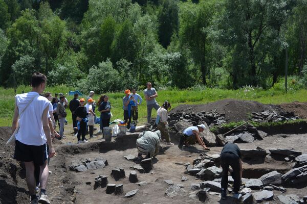 Раскопки на могильнике Усть-Тёплая на Алтае - Sputnik Кыргызстан