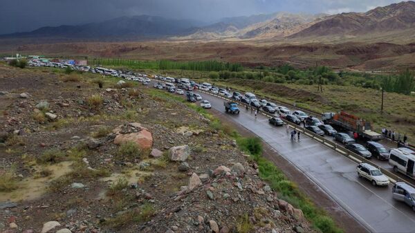 Автомобили стоят в пробке после схода сели в Боомское ущелье - Sputnik Кыргызстан