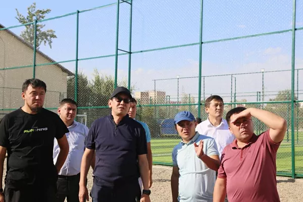 Ага ылайык, калаа башчысы Алмаз Мамбетов &quot;Алай&quot; футбол клубунун кичи футбол аянтчаларынын курулушу менен таанышкан - Sputnik Кыргызстан