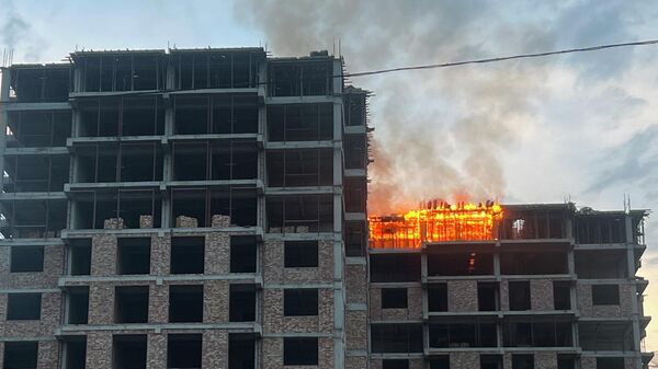 Пожар в строящемся доме на пересечении проспекта Манаса и улицы Рыскулова в Бишкеке - Sputnik Кыргызстан