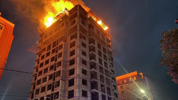 Пожар в строящемся доме в Бишкеке - Sputnik Кыргызстан