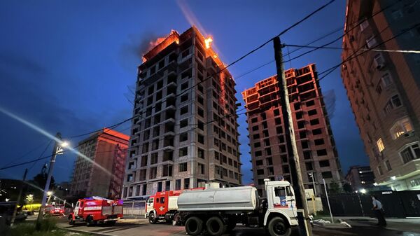 Пожар в строящемся доме на пересечении проспекта Манаса и улицы Рыскулова в Бишкеке - Sputnik Кыргызстан