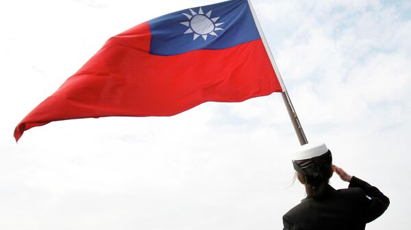 Девушка в форме отдает честь перед государственным флагом Тайваня. Архивное фото - Sputnik Кыргызстан
