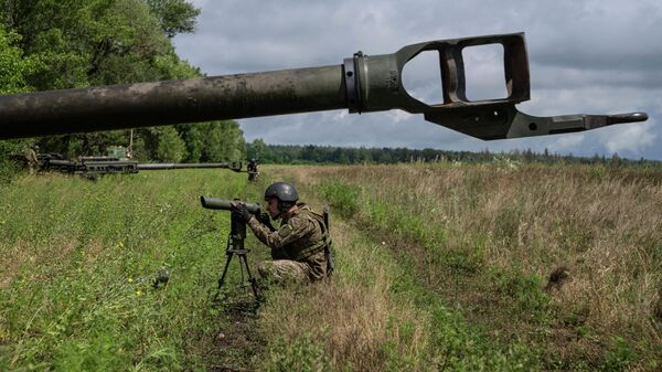 Украинский военнослужащий готовится к обстрелу в Харьковской области - Sputnik Кыргызстан