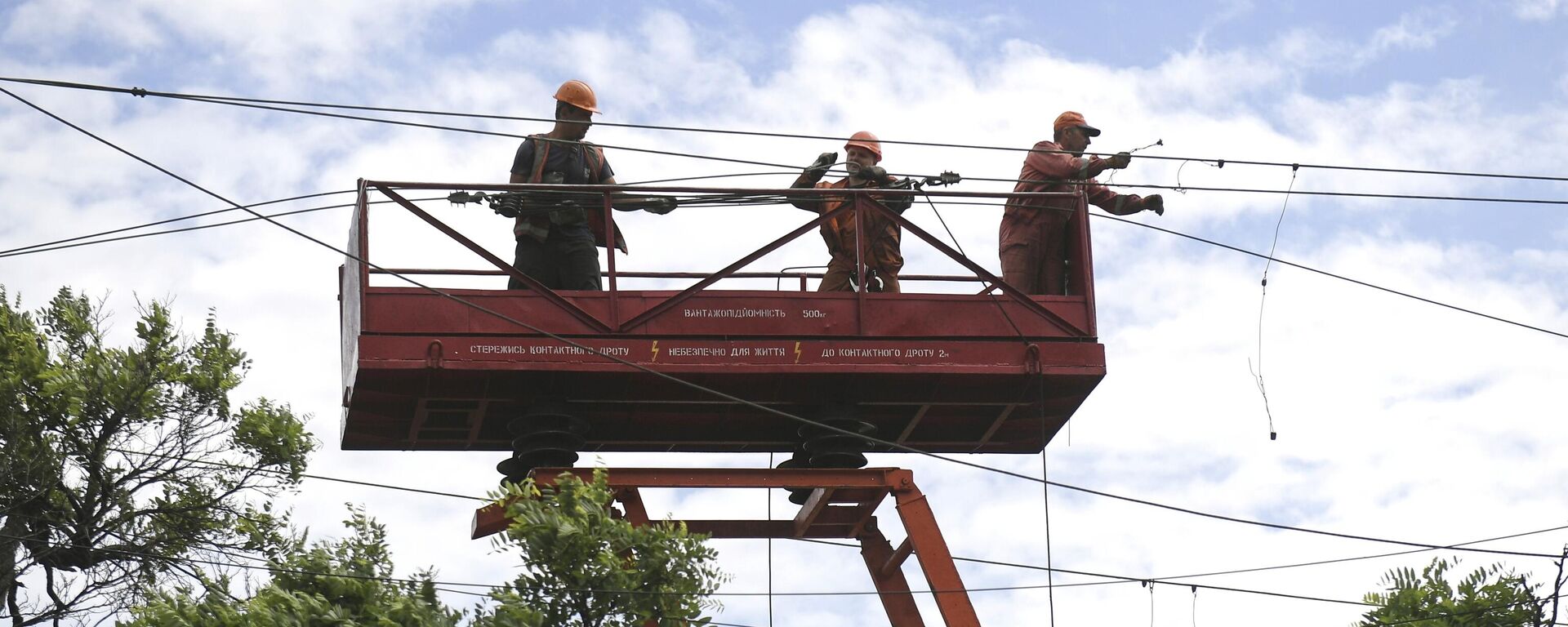 Электромонтеры восстанавливают линию энергоснабжения  - Sputnik Кыргызстан, 1920, 26.10.2025