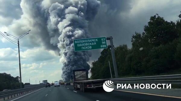 Столб дыма на сотни метров — видео пожара на складе Ozon в Подмосковье - Sputnik Кыргызстан