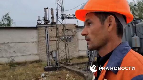 ЛЭРде энергетиктер аткылоодон талкаланган электр жабдууларын оңдоп жатат. Видео - Sputnik Кыргызстан
