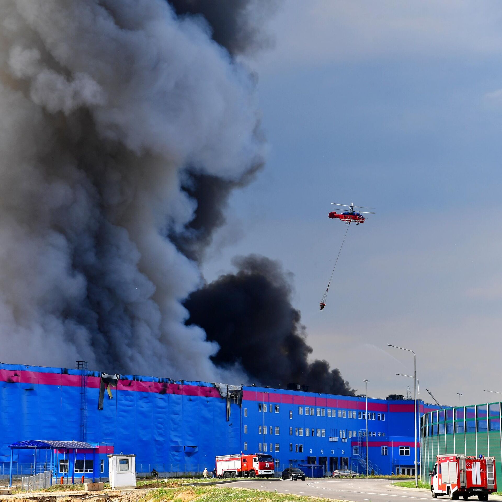 Пожарный склад. Пожар на складе. Горит склад в Подмосковье. Пожар на складе Озон. Пожар в Москве.