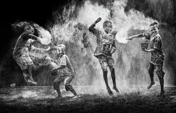 Black&amp;White категориясында биринчи орунга индонезиялык фотограф Мухаммад Аламсях Рауф ээ болду. Ал чыгармасын &quot;Ун согушу&quot; деп атаган. - Sputnik Кыргызстан