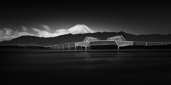 Снимок &quot;Гора Фудзи и мост Гейт&quot; китайского фотографа Шу Чуань Лю занял 2-е место в категории &quot;Black&amp;White&quot; - Sputnik Кыргызстан