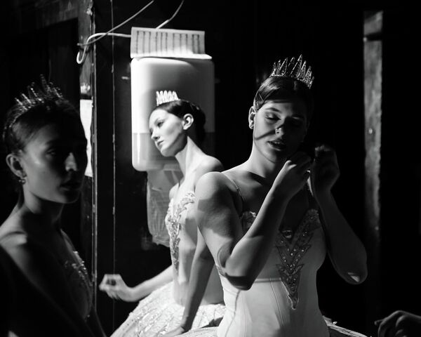Снимок &quot;За кулисами балета&quot; российского фотографа Алексея Цилера занял 5-е место в категории &quot;Portfolio&quot;  - Sputnik Кыргызстан