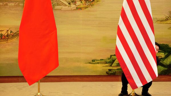 Сотрудник поправляет флаг США в Министерстве иностранных дел в Пекине. Архивное фото - Sputnik Кыргызстан
