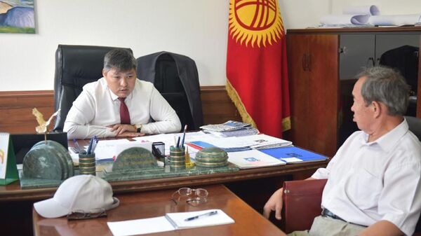 Вице-мэр Бишкека Нурлан Шаршеналиев (слева) - Sputnik Кыргызстан
