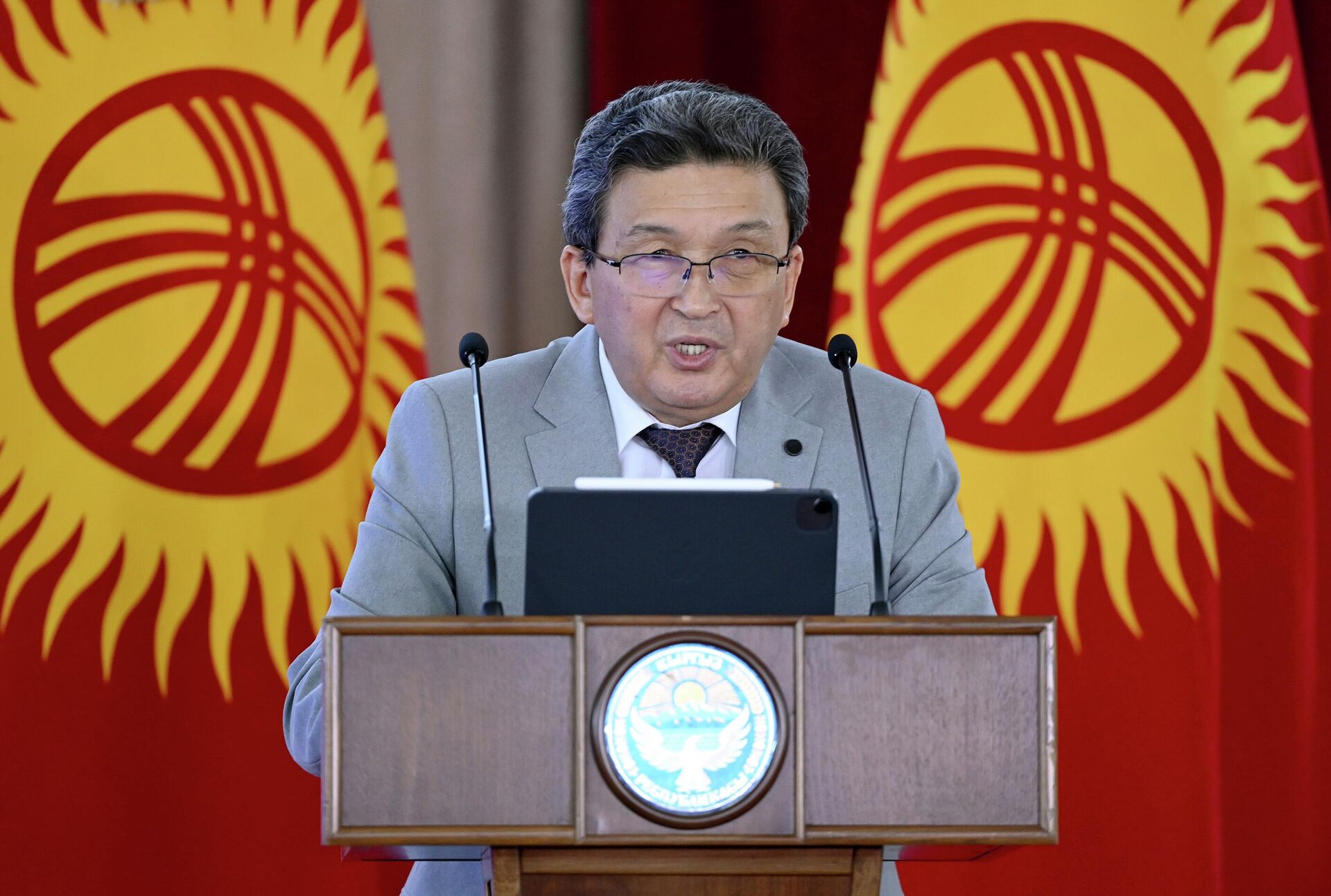 Президент КР посетил Верховный суд Кыргызской Республики  - Sputnik Кыргызстан, 1920, 09.01.2023