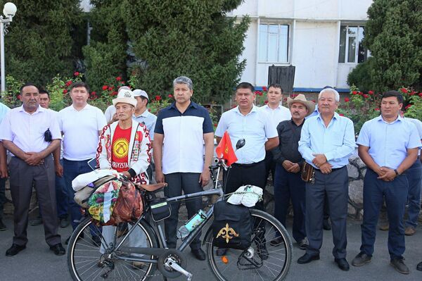 Ош шаарынын тургуну 75 жаштагы Мамыт Таштанов Түркияга Дүйнөлүк көчмөндөр оюндарын көрүү үчүн велосипед менен жөнөп кетти - Sputnik Кыргызстан