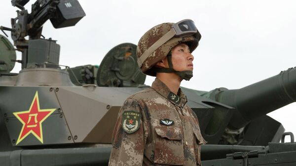 Кытай армиясынын Type 99 танкынын жанында жоокер. Архив - Sputnik Кыргызстан