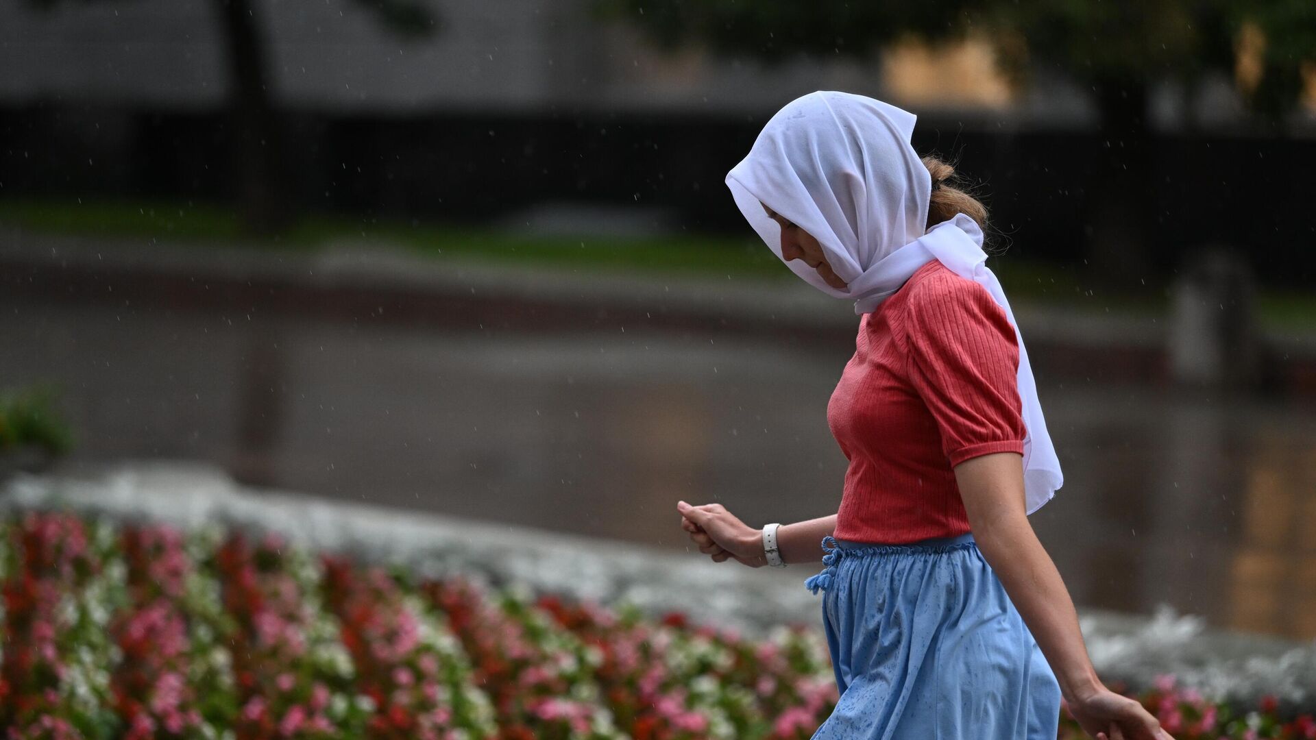 Девушка идет под дождем - Sputnik Кыргызстан, 1920, 06.08.2022