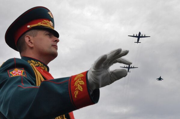 Противолодочные самолеты Ил-38Н и истребитель Су-27 на главном военно-морском параде в День ВМФ России в Кронштадте - Sputnik Кыргызстан