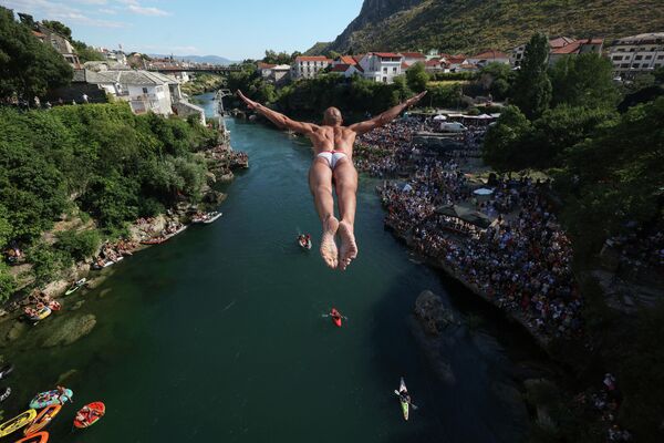Дайвер прыгает в реку Неретву со Старого моста во время ежегодных соревнований по хайдайвингу в Боснии - Sputnik Кыргызстан