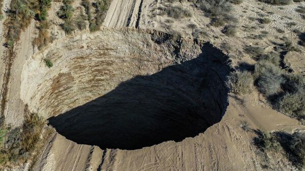 Большой провал, образовавшийся рядом с шахтой Алькапарроса канадской компании Lundin Mining, в пустыне Атакама в Чили - Sputnik Кыргызстан