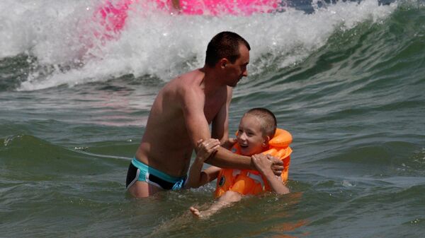 Мужчина купает ребенка. Иллюстративное фото - Sputnik Кыргызстан