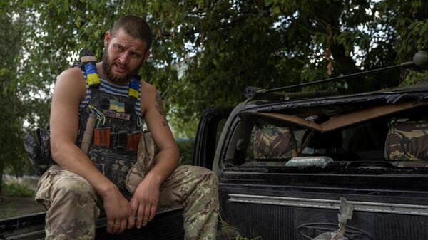Украинский солдат реагирует на попадание части ракеты в их машину в Бахмуте - Sputnik Кыргызстан