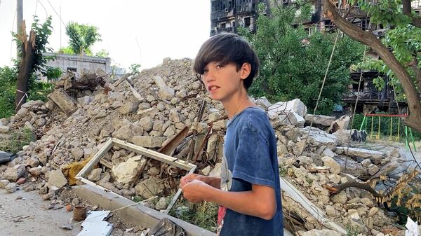 Мальчик продает пирожки в разрушенном городе — пронзительное видео - Sputnik Кыргызстан