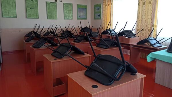 Мектептердин компьютердик класстарына эмерек жеткирүү - Sputnik Кыргызстан