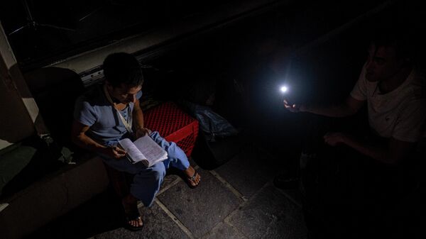 Люди во время отключения электричества. Архивное фото - Sputnik Кыргызстан