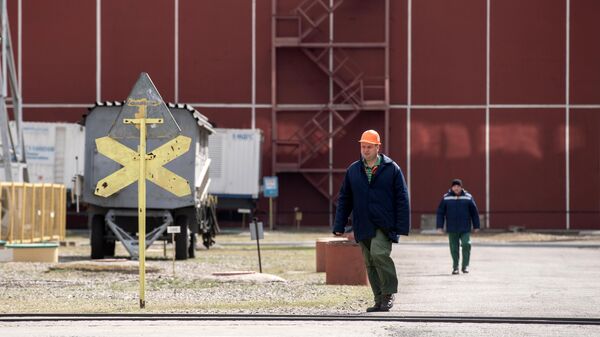 Рабочие на территории Запорожской АЭС. Архивное фото - Sputnik Кыргызстан