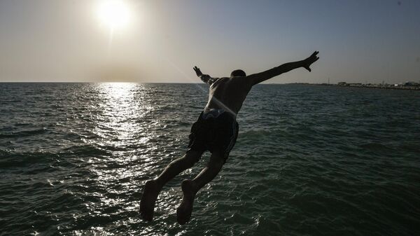 Мужчина прыгает с пирса в воду. Архивное фото - Sputnik Кыргызстан
