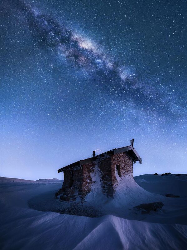 Лучшим снимком ночного неба жюри назвало &quot;Вершину Австралии&quot; Джосслина Корну. Фото сделано на горе Косцюшко. - Sputnik Кыргызстан