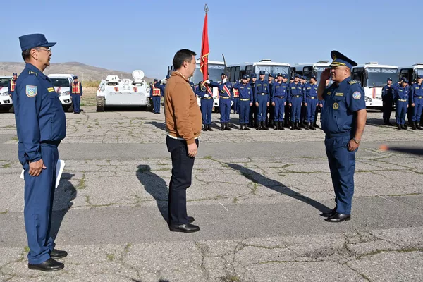 Президент Кыргызстана Садыр Жапаров сегодня, 13 августа, передал специальную технику Министерству чрезвычайных ситуаций (МЧС) - Sputnik Кыргызстан