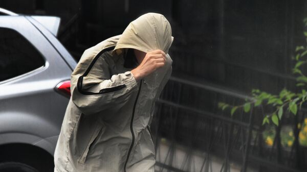 Мужчина идет во время дождя. Архивное фото - Sputnik Кыргызстан