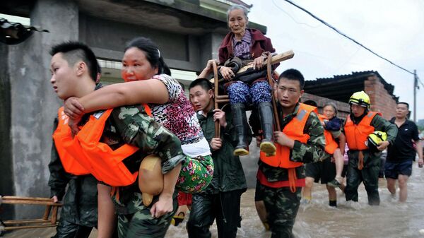 Спасатели эвакуируют жителей из затопленных районов в провинции Сычуань в Китае. Архивное фото - Sputnik Кыргызстан