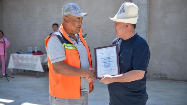 Поздравление строителей руководством мэрии Бишкека - Sputnik Кыргызстан