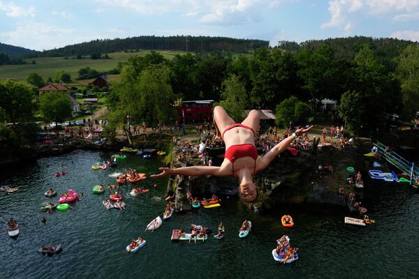 Дайвер прыгает в воду во время соревнований по хайдайвингу в Чехии - Sputnik Кыргызстан