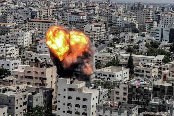 Взрыв в результате израильского авиаудара по зданию в городе Газа - Sputnik Кыргызстан