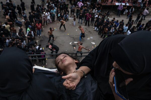 Ребенок спит на коленях матери во время шествия Ашура в Нью-Дели (Индия) - Sputnik Кыргызстан